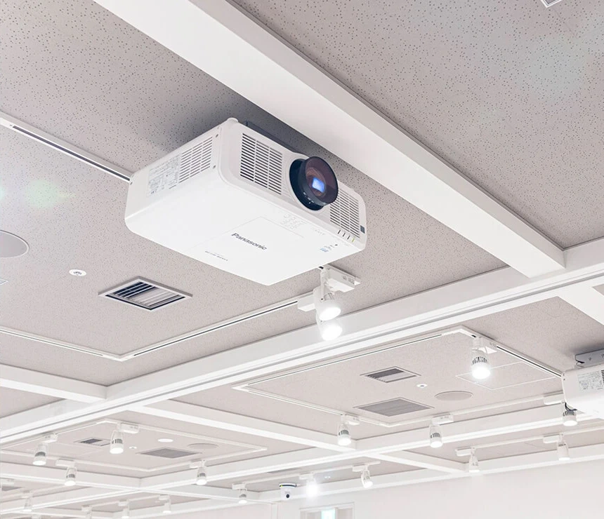 高輝度プロジェクター、ワイヤレスマイクなど多くの備品が無料のイメージ