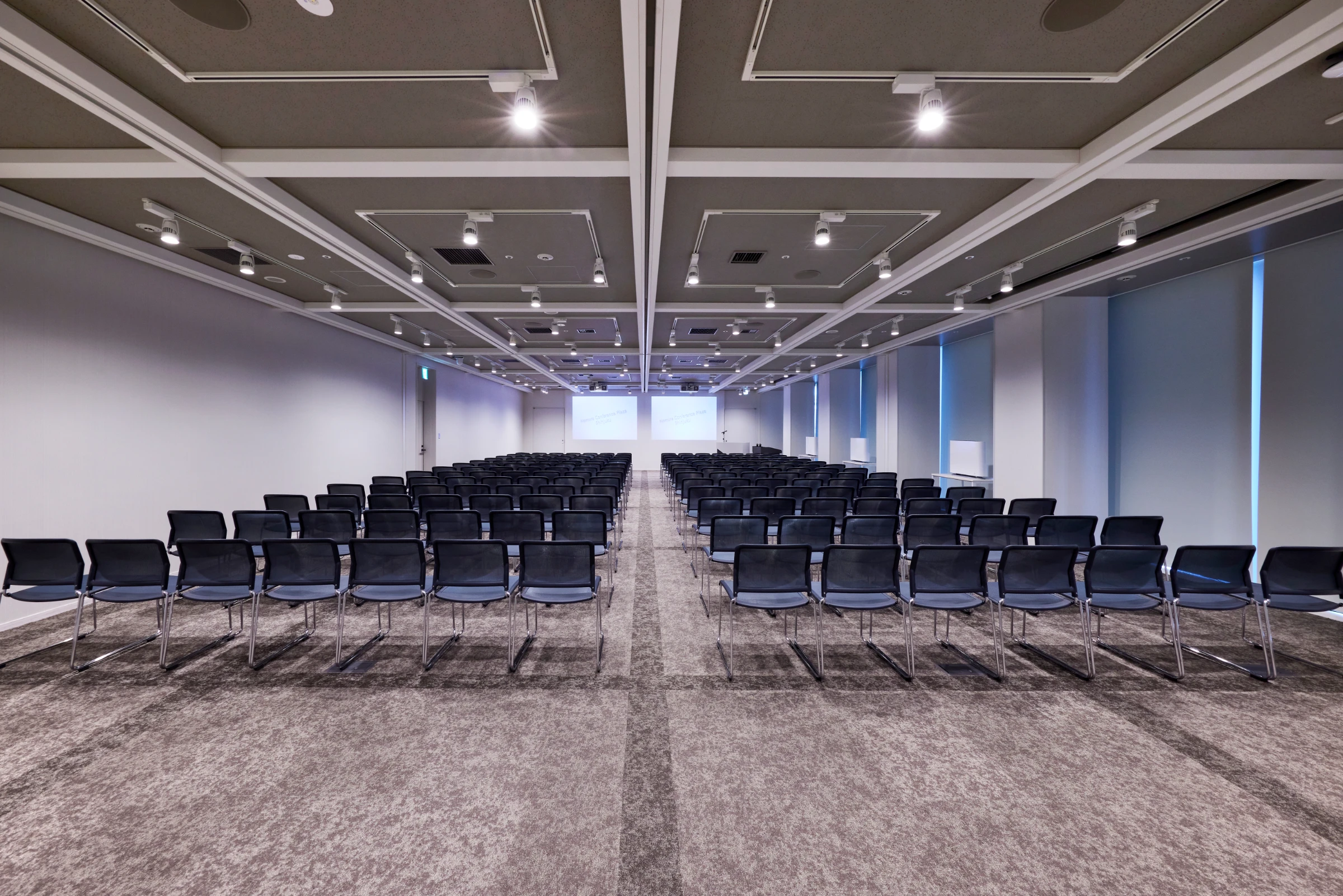 シアター形式(196名)のイメージ